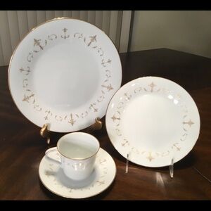 NORITAKE   COURTNEY  VINTAGE DINNER  8 PLACE SETTING PLUS SERVICE PIECES